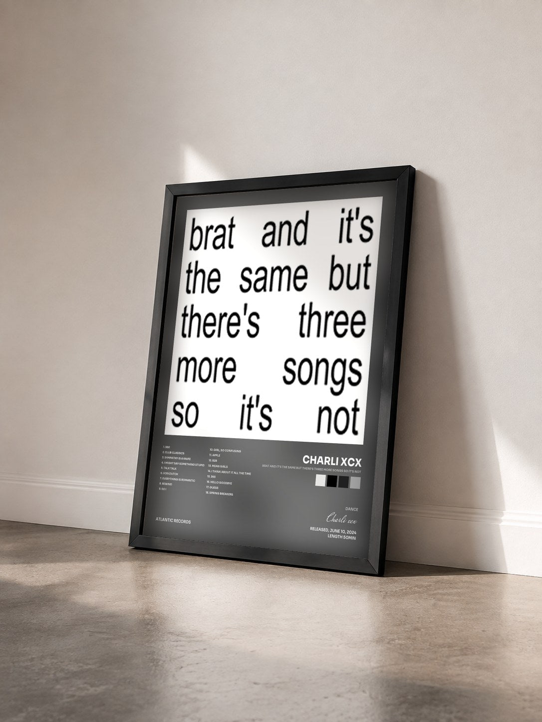 #noir Brat and it’s the same but there’s three more songs so it’s not von Charli xcx als gerahmter Kunstdruck von schräg gesehen, schwarzer Rahmen
