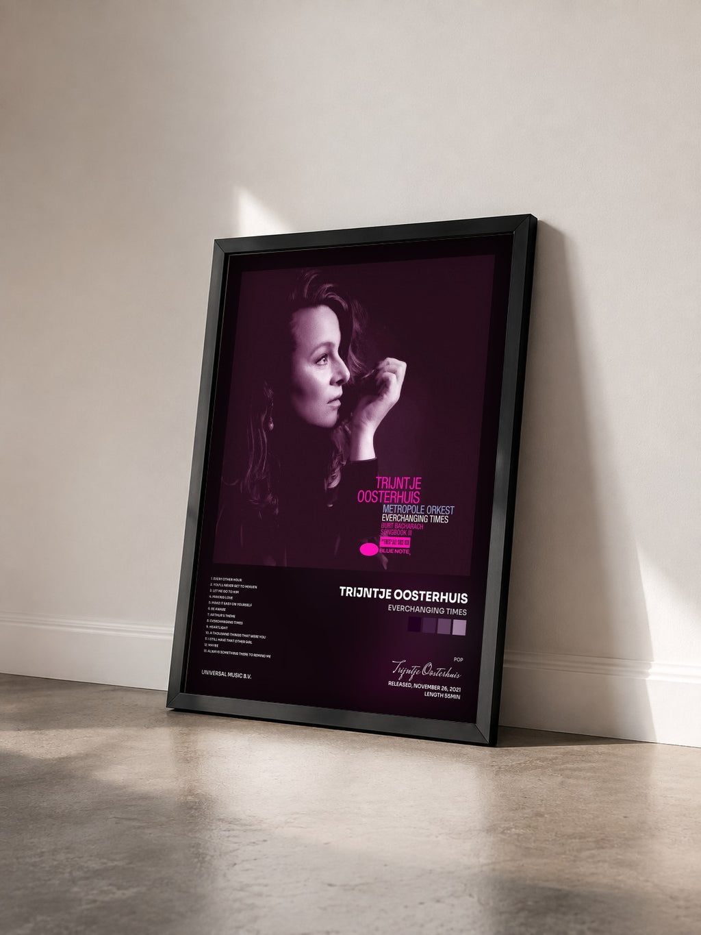 #noir Tableau de l'album Everchanging Times de Trijntje Oosterhuis vu de trois quarts, cadre noir