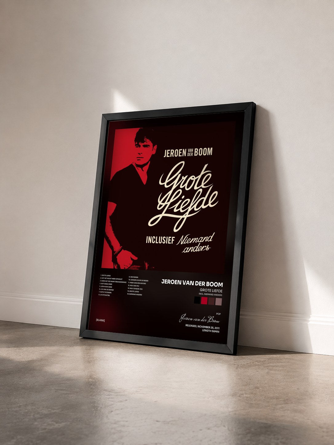 #noir Tableau de l'album Grote Liefde (Incl. Niemand Anders) de Jeroen van der Boom vu de trois quarts, cadre noir