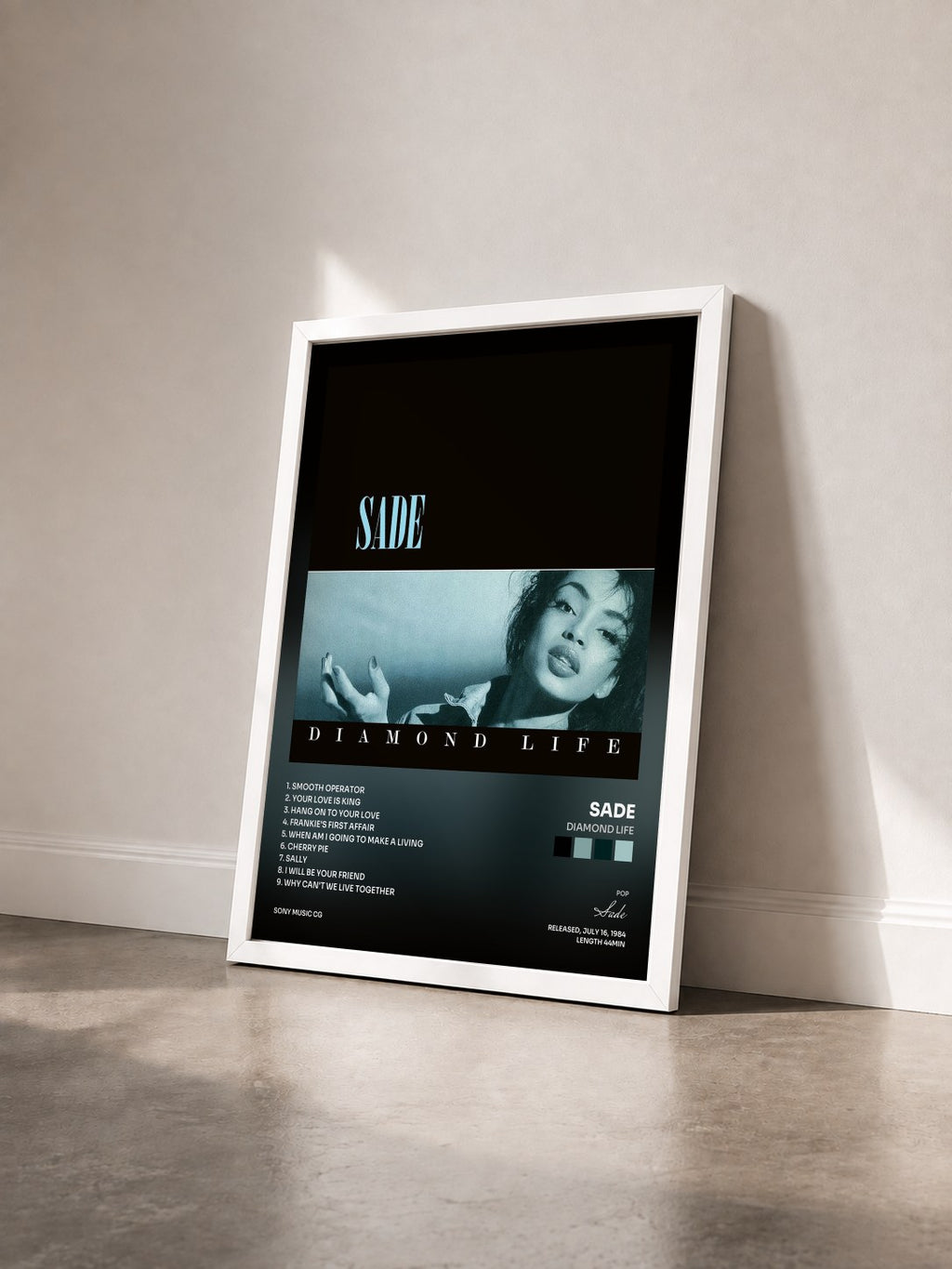 #blanc Diamond Life von Sade als gerahmter Kunstdruck von schräg gesehen, weißer Rahmen