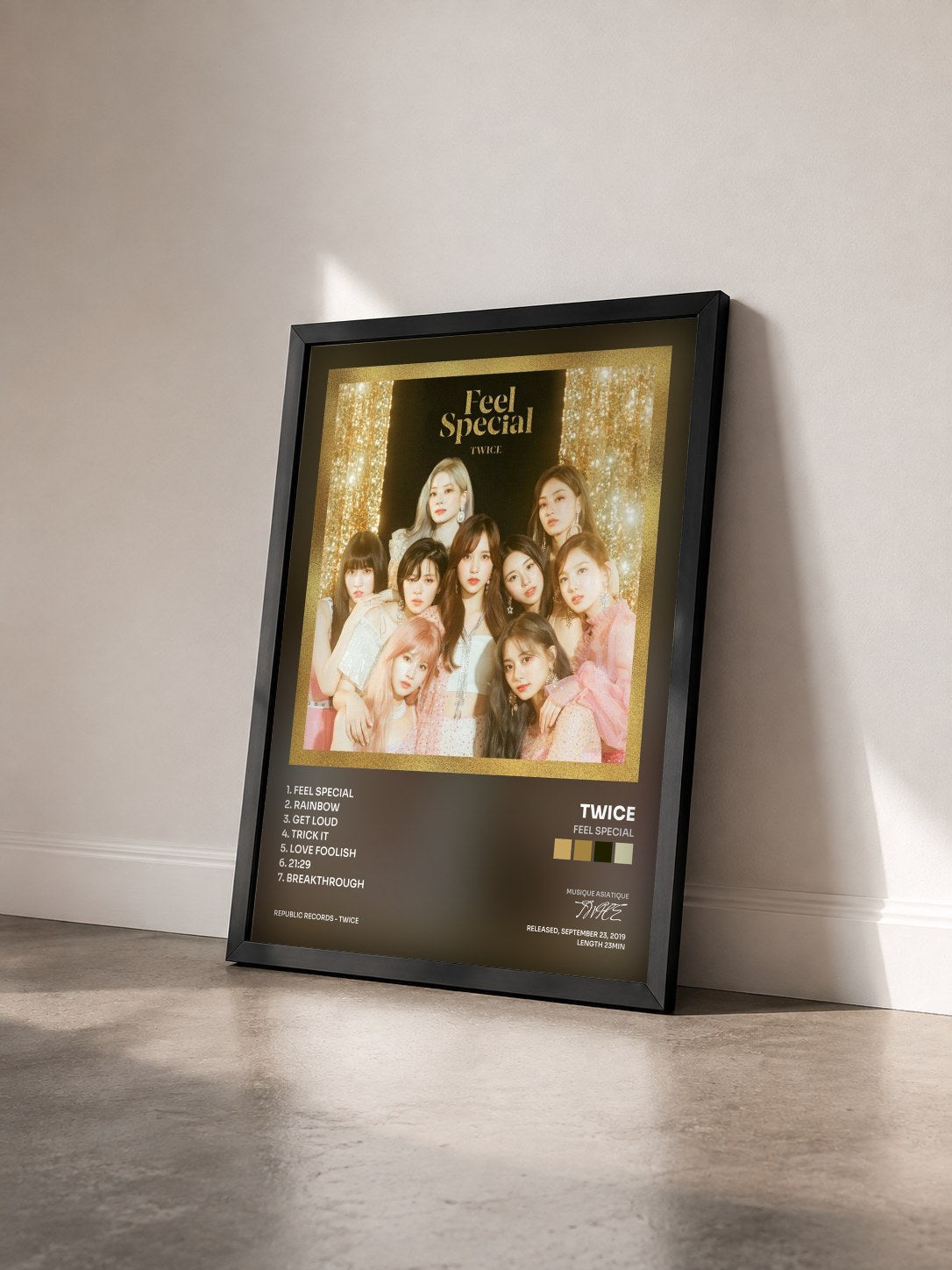 #noir Tableau de l'album Feel Special de TWICE vu de trois quarts, cadre noir