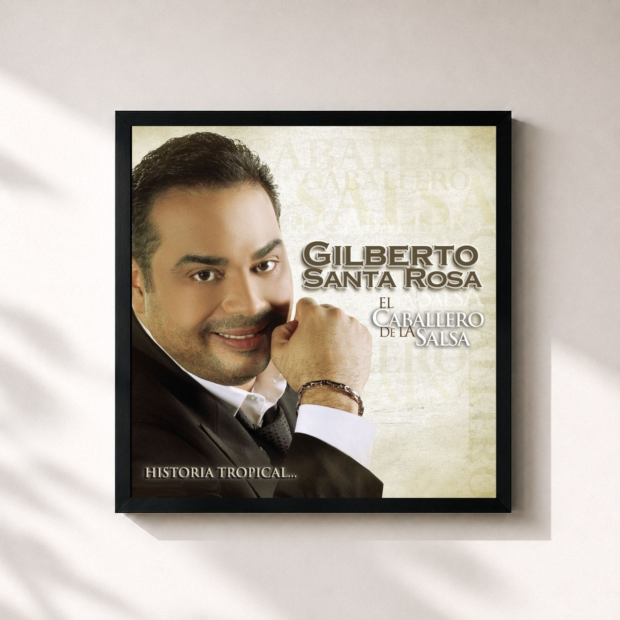 #noir Tableau carré de l'album El Caballero De La Salsa - La Historia Tropical de Gilberto Santa Rosa, cadre noir 32x32 cm