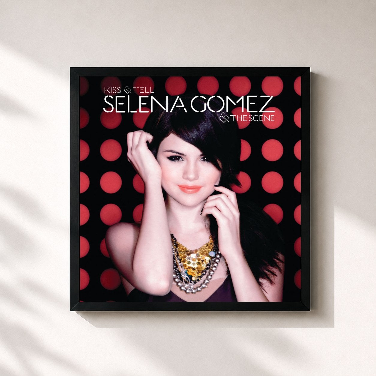 #noir Tableau carré de l'album Kiss & Tell (European Version) de Selena Gomez & The Scene, cadre noir 32x32 cm