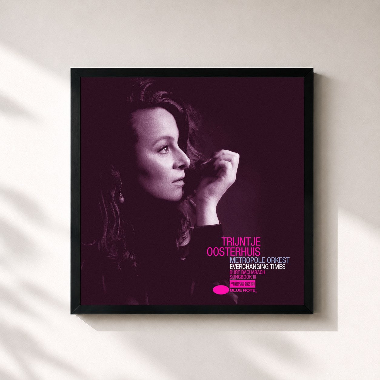 #noir Tableau carré de l'album Everchanging Times de Trijntje Oosterhuis, cadre noir 32x32 cm