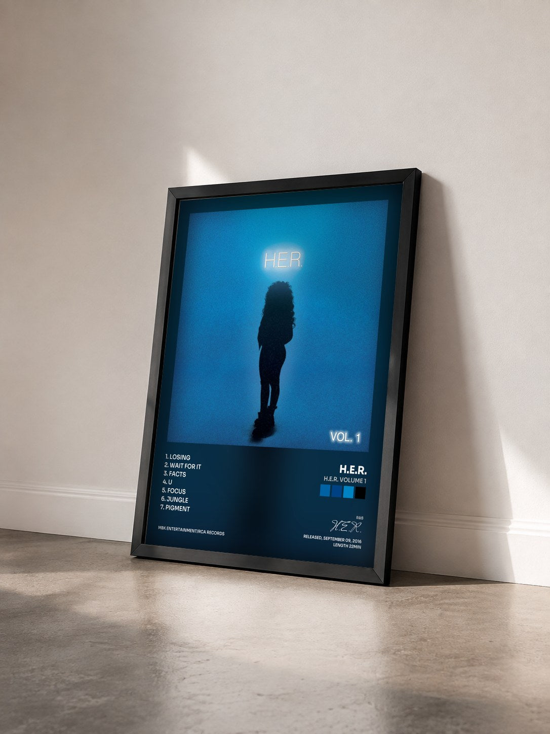 #noir H.E.R. Volume 1 von H.E.R. als gerahmter Kunstdruck von schräg gesehen, schwarzer Rahmen