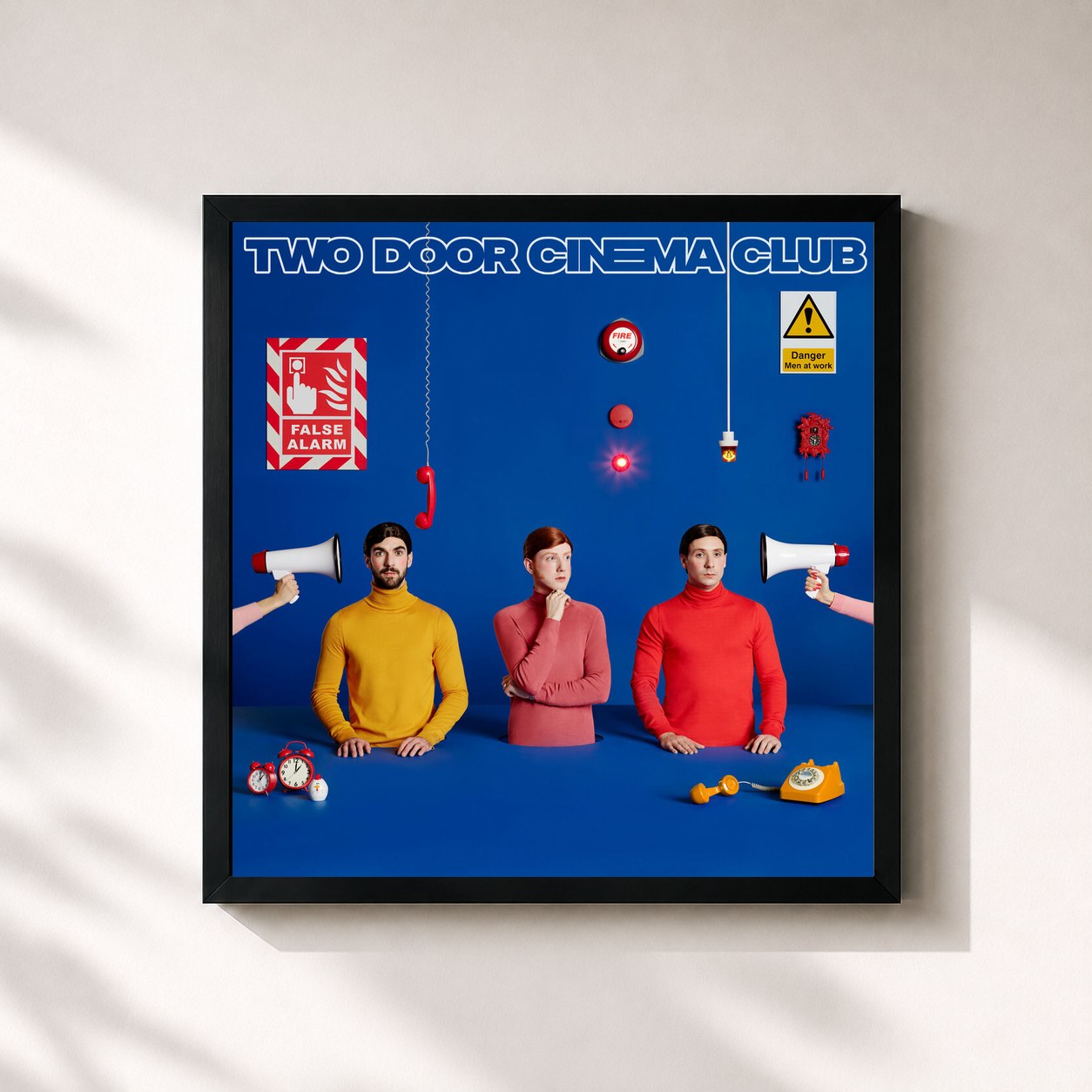 #noir Tableau carré de l'album False Alarm de Two Door Cinema Club, cadre noir 32x32 cm