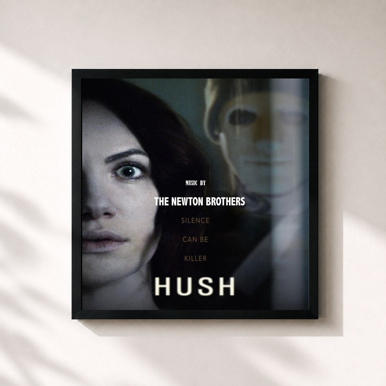 #noir Tableau carré de l'album Hush (Original Motion Picture Soundtrack) de The Newton Brothers, cadre noir 32x32 cm