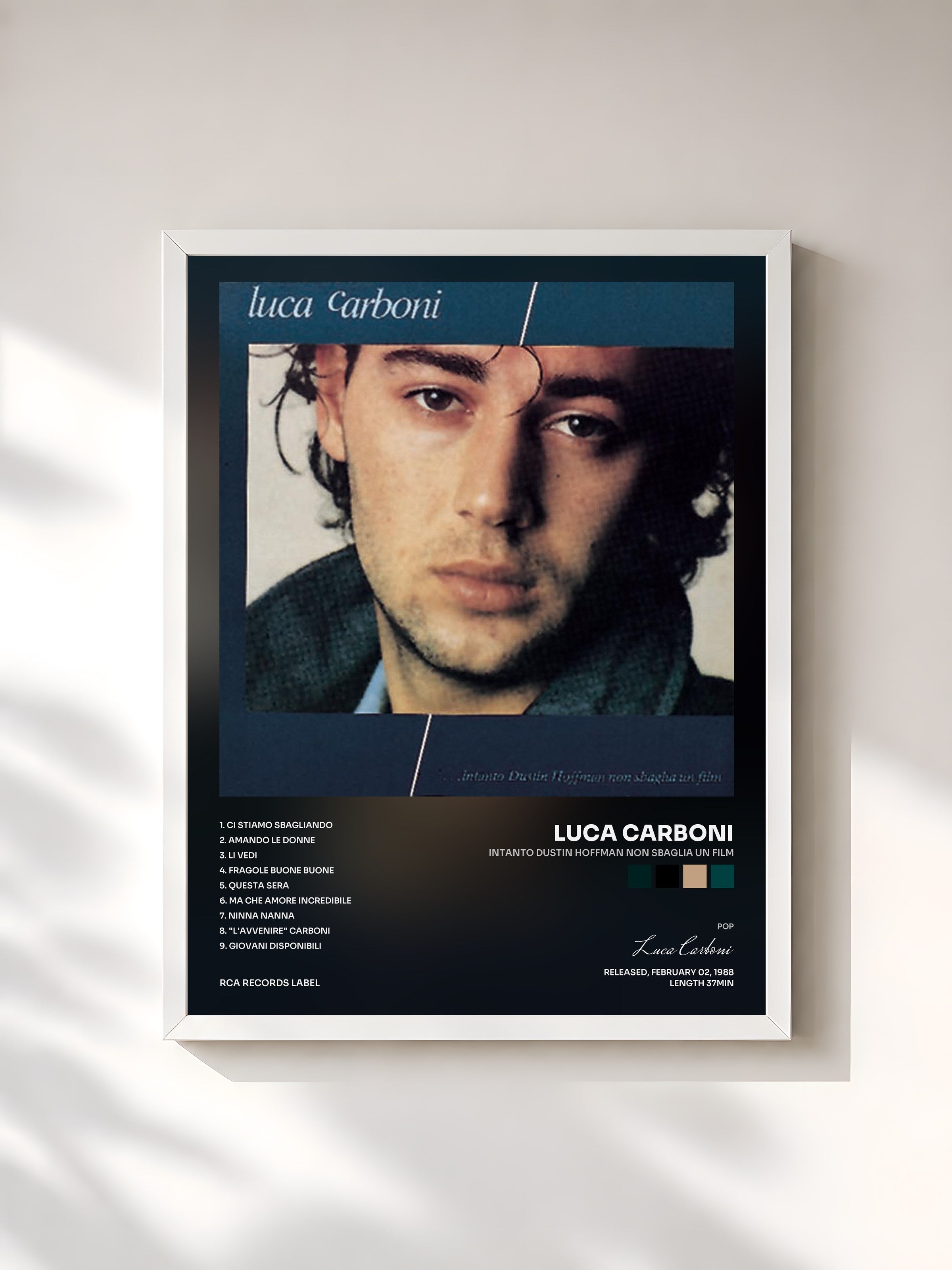 #blanc Tableau de l'album Intanto Dustin Hoffman Non Sbaglia Un Film de Luca Carboni, cadre blanc, imprimé et encadré en France
