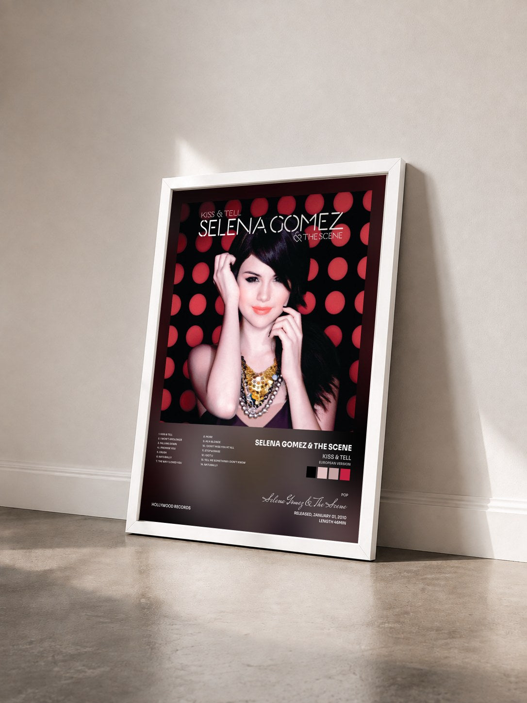 #blanc Tableau de l'album Kiss & Tell (European Version) de Selena Gomez & The Scene vu de trois quarts, cadre blanc