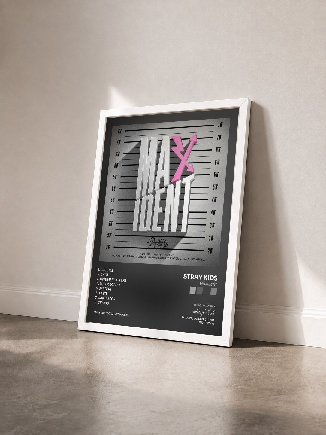 #blanc Tableau de l'album MAXIDENT de Stray Kids vu de trois quarts, cadre blanc