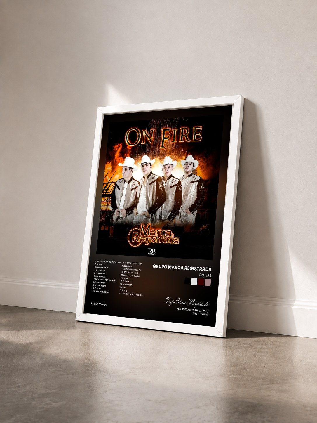 #blanc Tableau de l'album On fire de Grupo Marca Registrada vu de trois quarts, cadre blanc