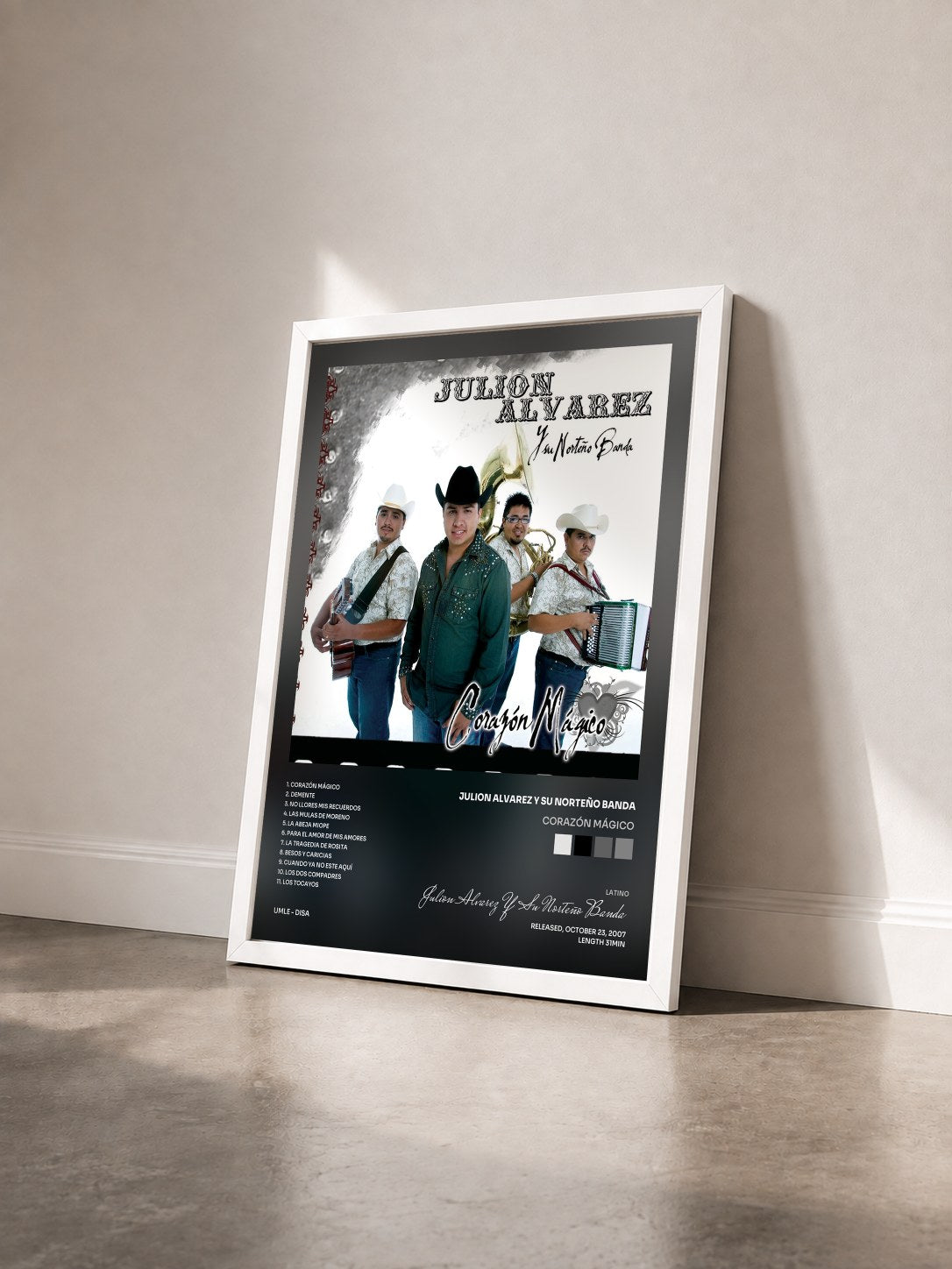#blanc Tableau de l'album Corazón Mágico de Julion Alvarez Y Su Norteño Banda vu de trois quarts, cadre blanc