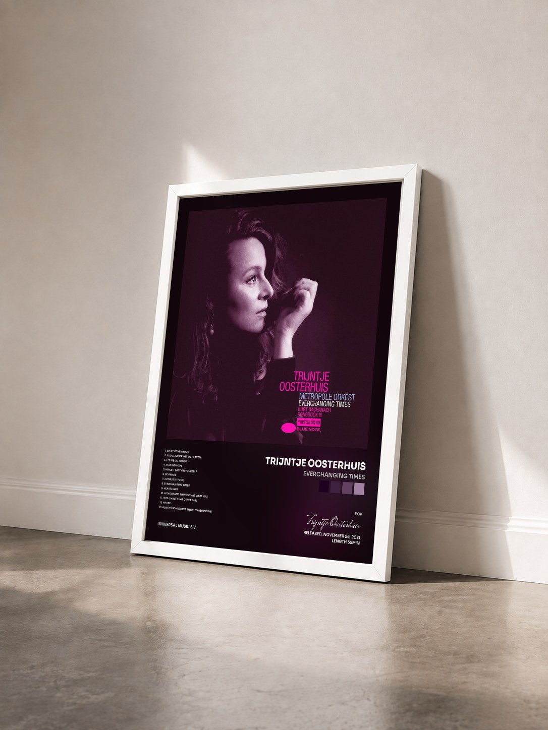 #blanc Tableau de l'album Everchanging Times de Trijntje Oosterhuis vu de trois quarts, cadre blanc