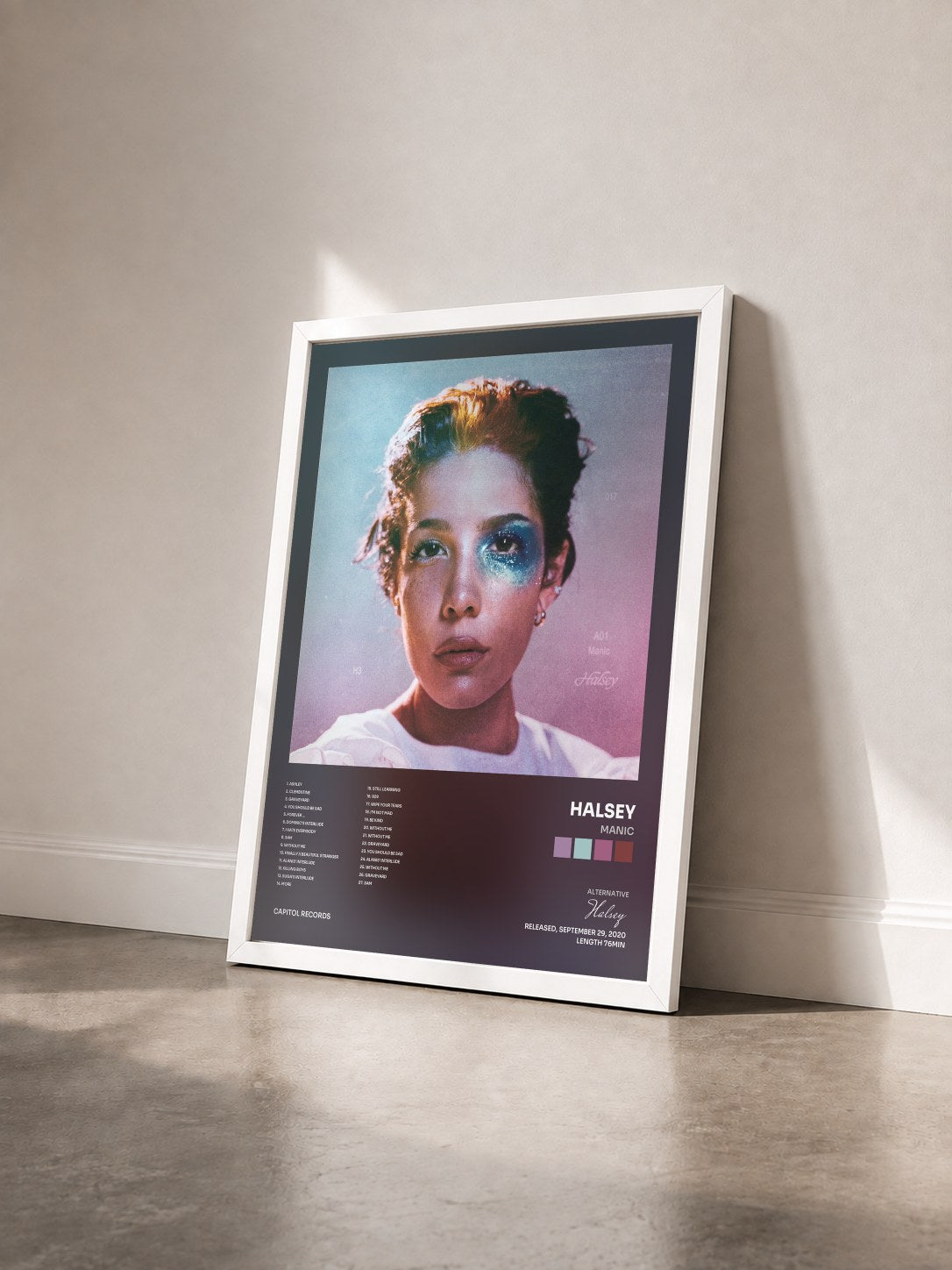 #blanc Tableau de l'album Manic de Halsey vu de trois quarts, cadre blanc