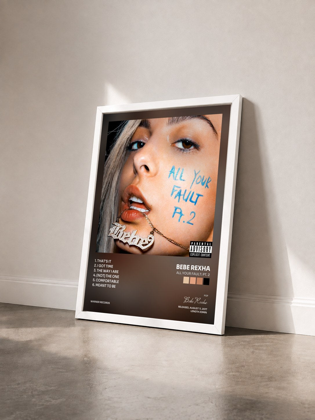 #blanc All Your Fault: Pt. 2 di Bebe Rexha in stampa incorniciata vista di tre quarti, cornice bianca