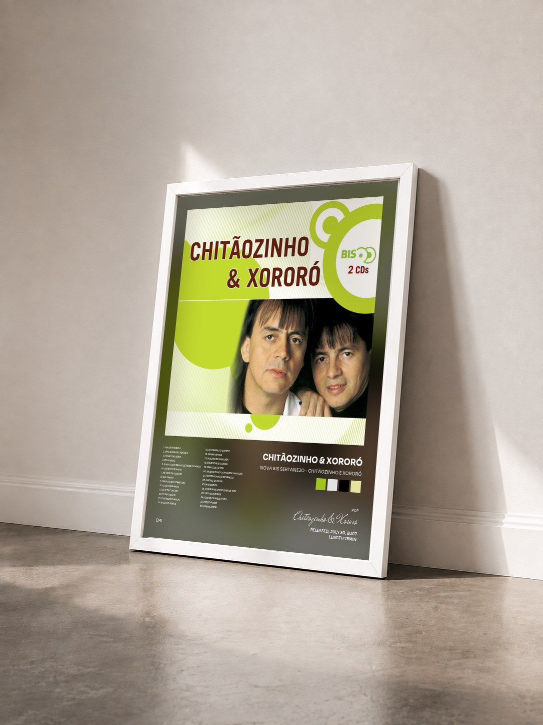#blanc Tableau de l'album Nova Bis Sertanejo - Chitãozinho E Xororó de Chitãozinho & Xororó vu de trois quarts, cadre blanc