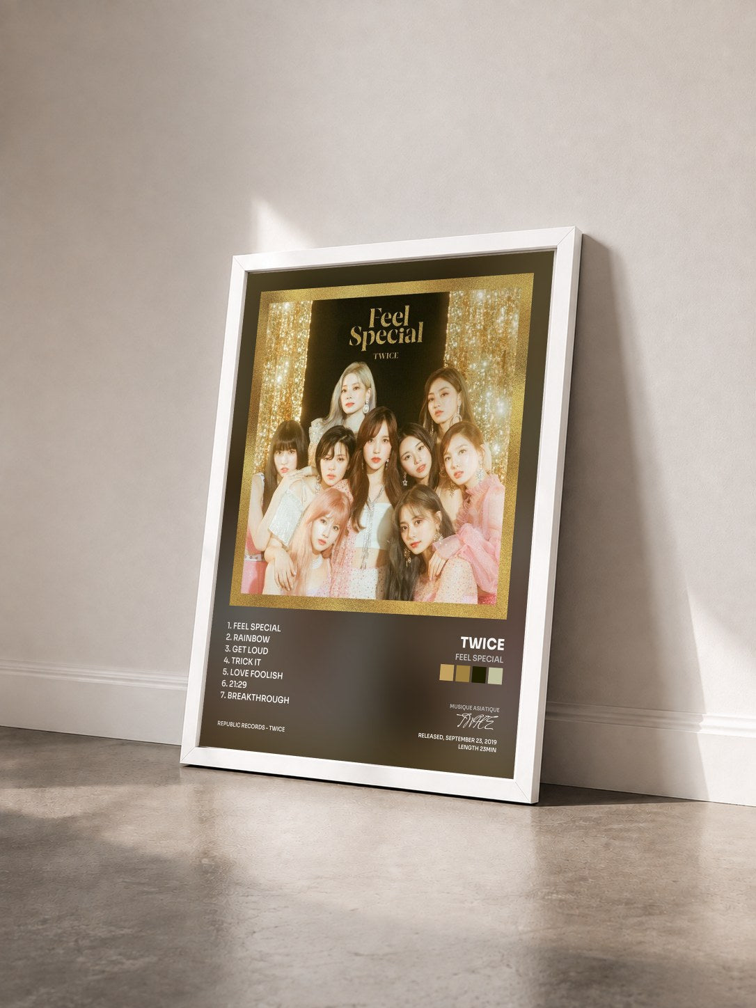 #blanc Tableau de l'album Feel Special de TWICE vu de trois quarts, cadre blanc