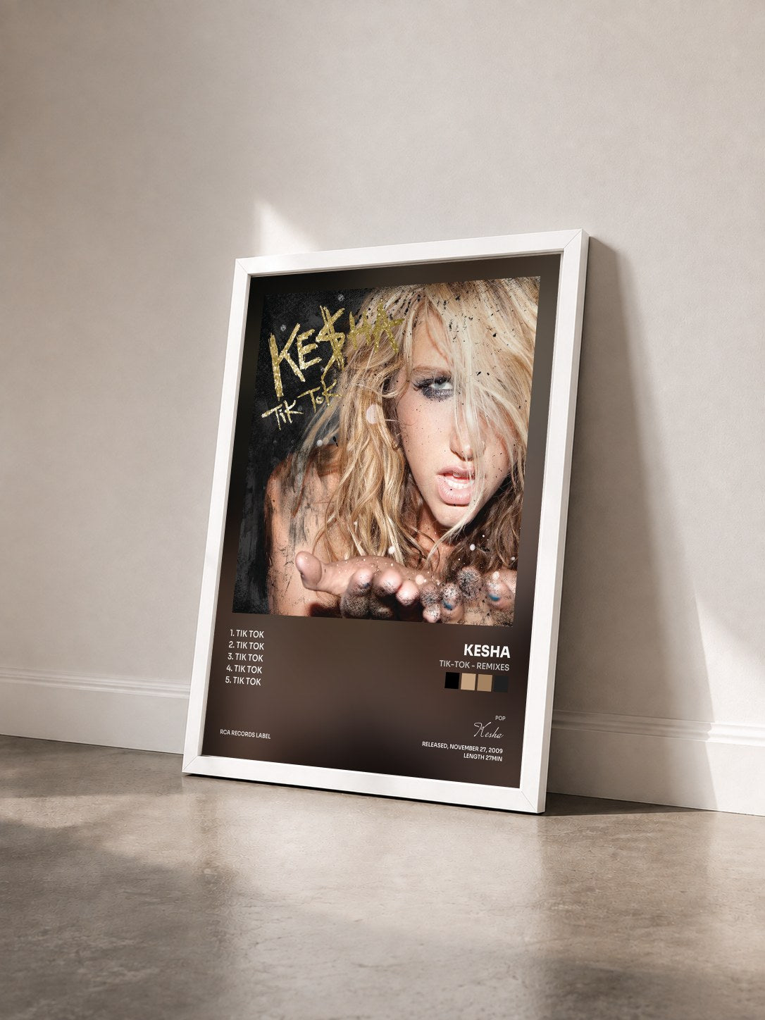 #blanc Tableau de l'album TiK-Tok - Remixes de Kesha vu de trois quarts, cadre blanc