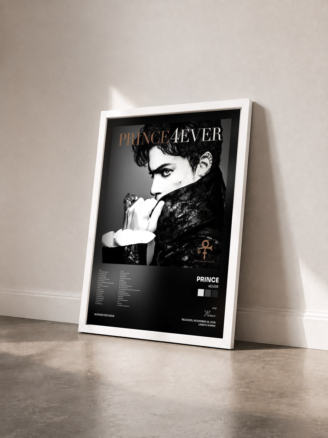 #blanc Tableau de l'album 4Ever de Prince vu de trois quarts, cadre blanc