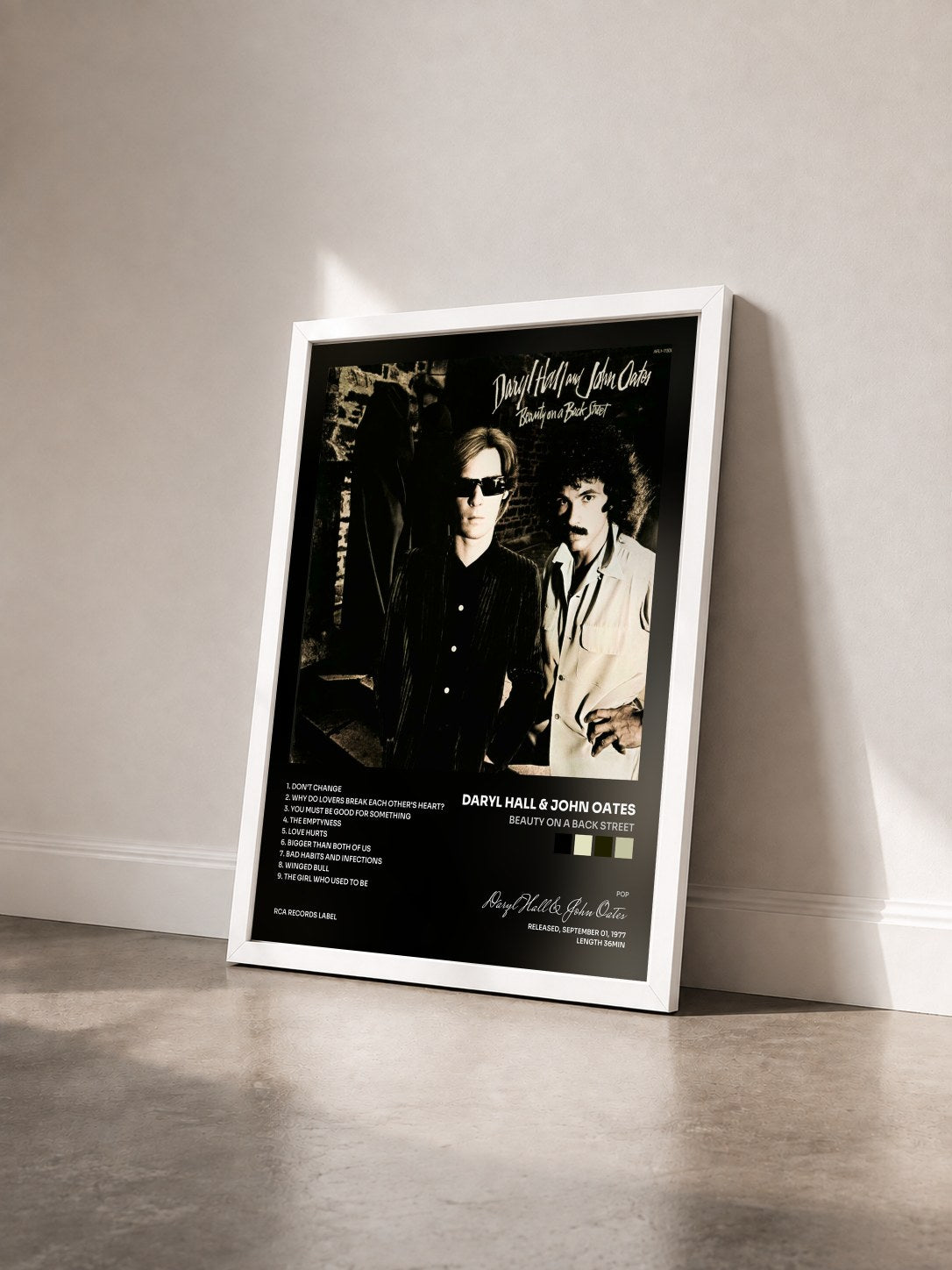#blanc Tableau de l'album Beauty On a Back Street de Daryl Hall & John Oates vu de trois quarts, cadre blanc