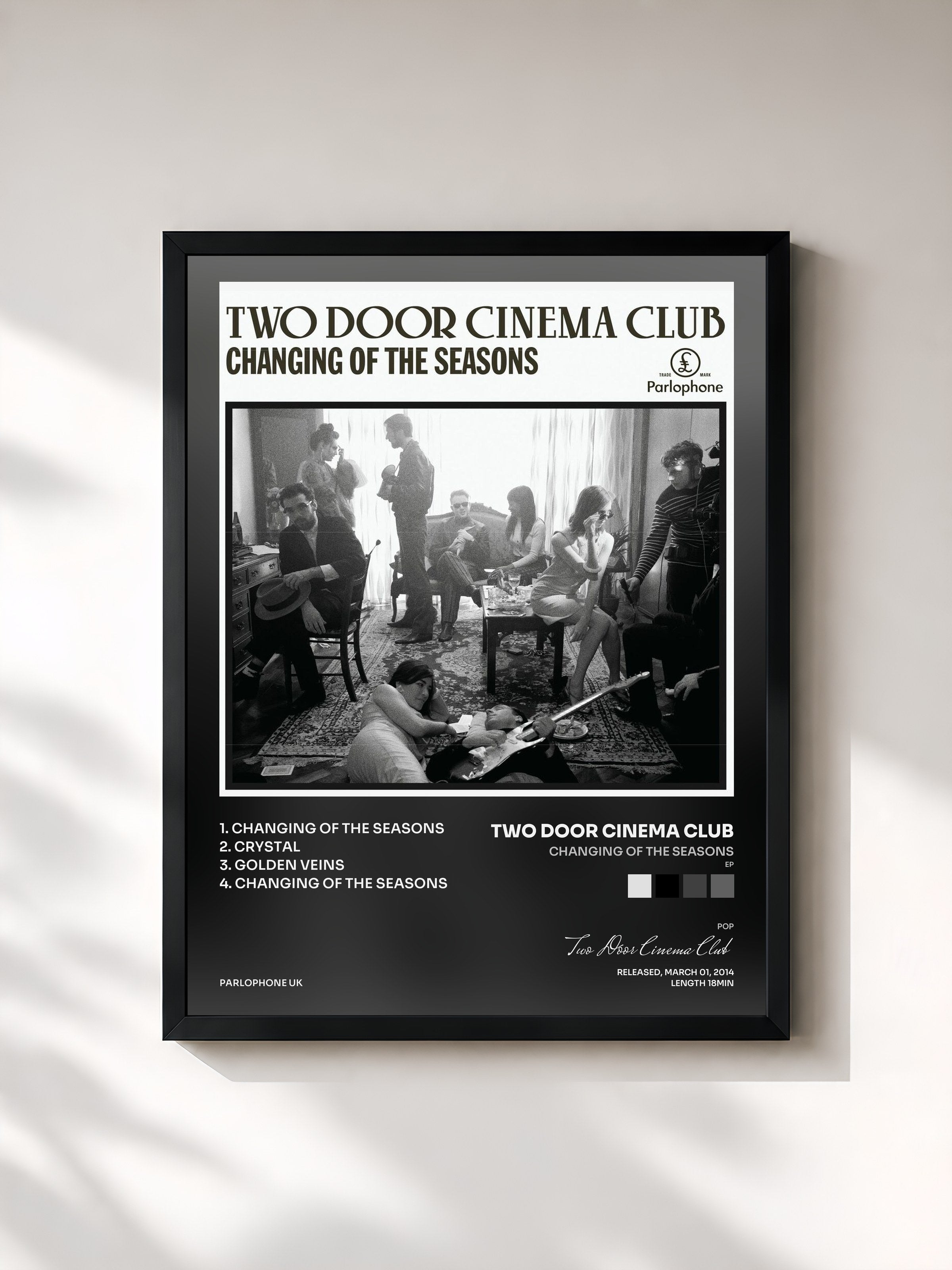 #noir Tableau de l'album Changing of the Seasons (EP) de Two Door Cinema Club, cadre noir, imprimé et encadré en France