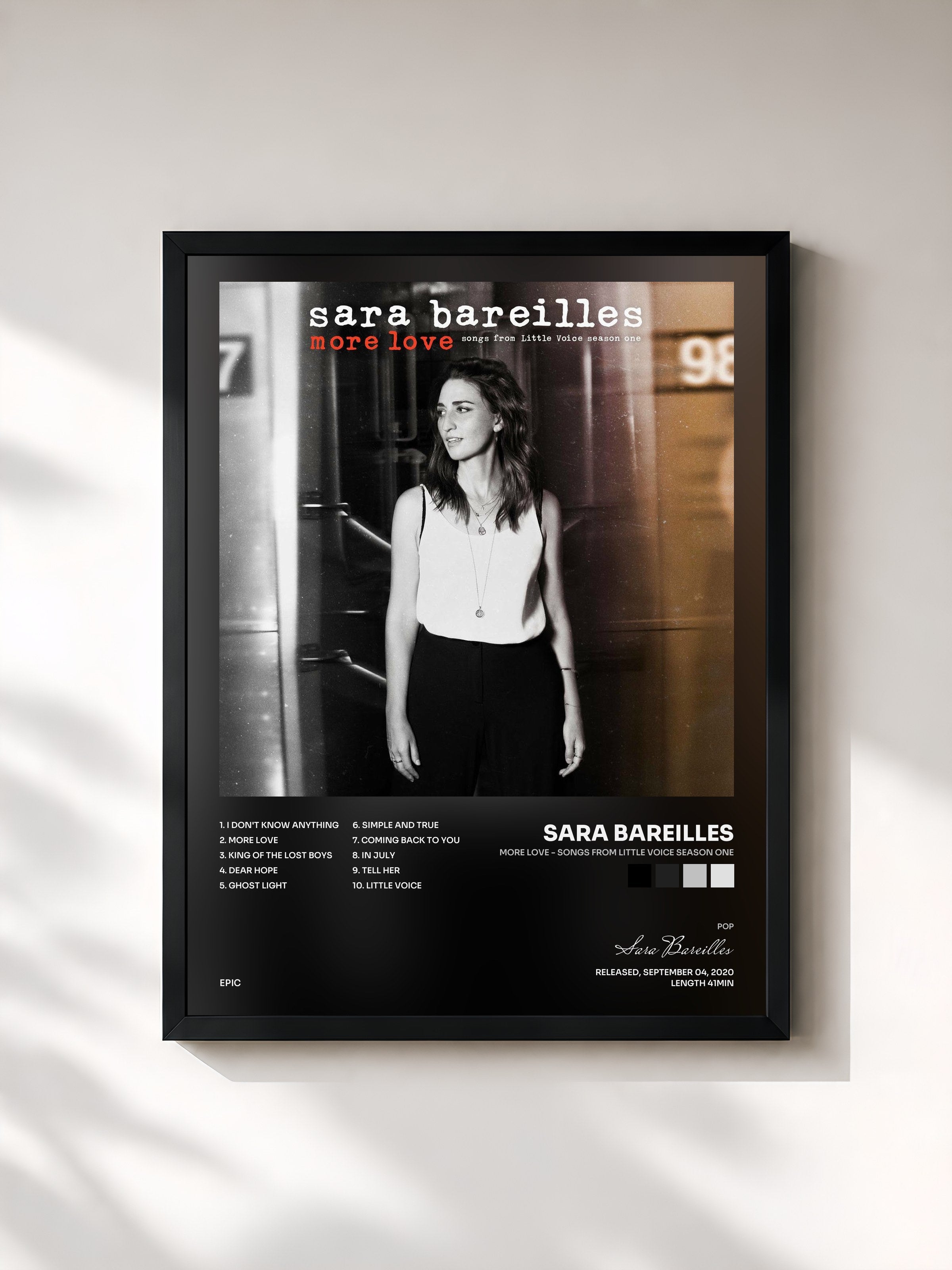 #noir Tableau de l'album More Love - Songs from Little Voice Season One de Sara Bareilles, cadre noir, imprimé et encadré en France