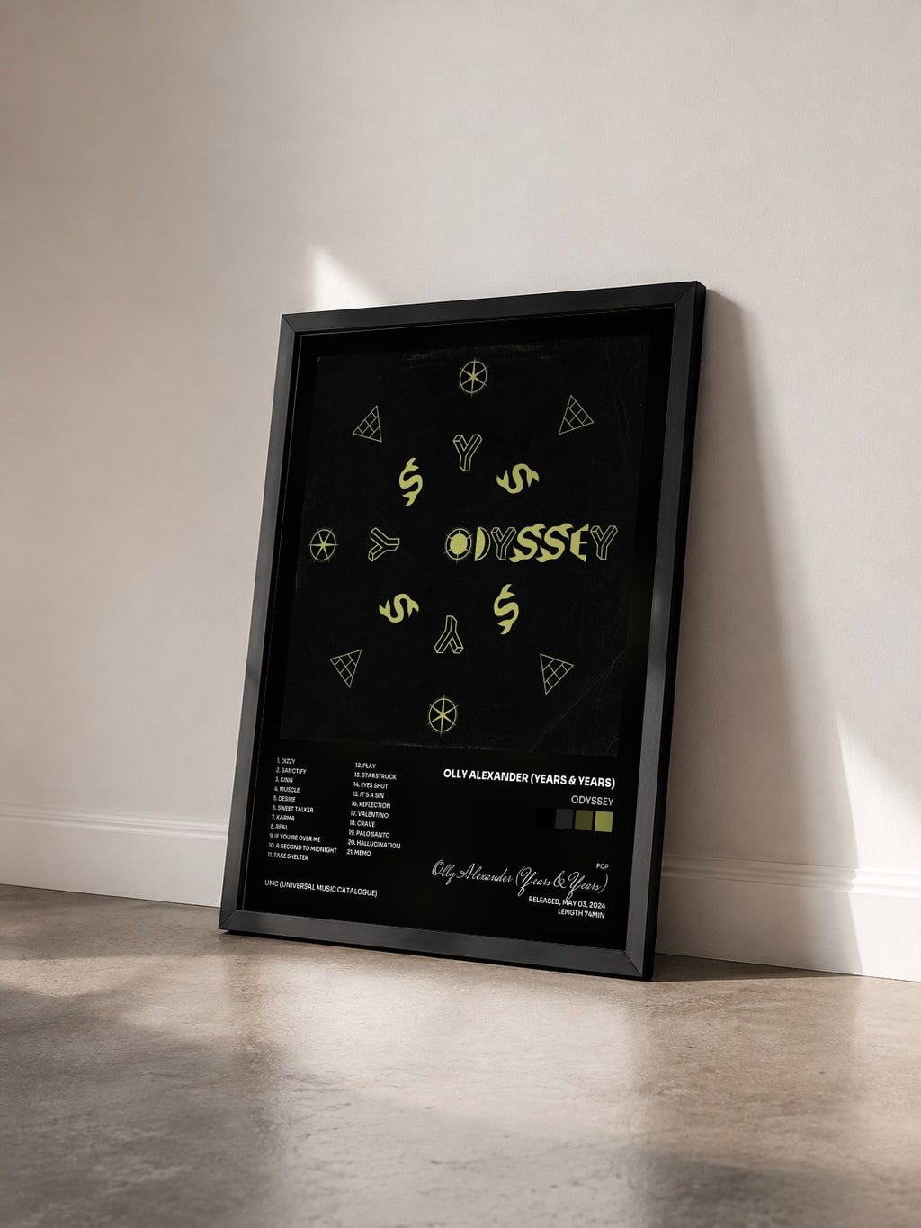 #noir Tableau de l'album Odyssey de Olly Alexander (Years & Years) vu de trois quarts, cadre noir