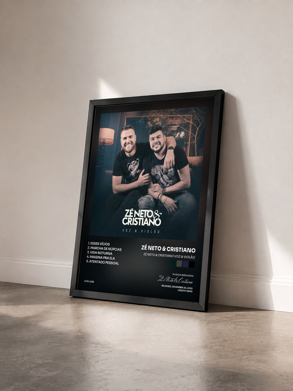 #noir Zé Neto & Cristiano Voz & Violão von Zé Neto & Cristiano als gerahmter Kunstdruck von schräg gesehen, schwarzer Rahmen