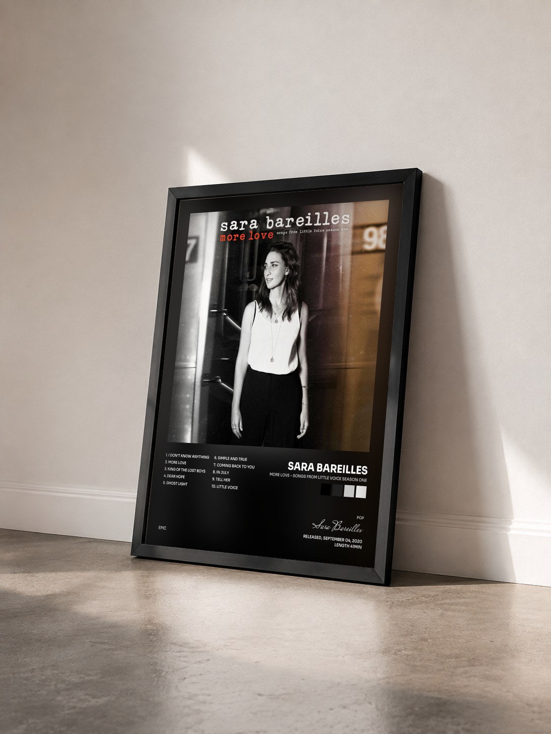 #noir Tableau de l'album More Love - Songs from Little Voice Season One de Sara Bareilles vu de trois quarts, cadre noir