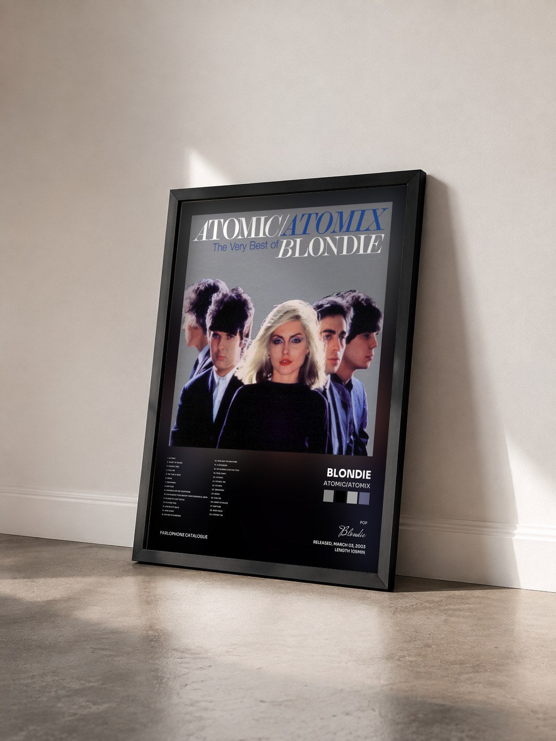 #noir Tableau de l'album Atomic/Atomix de Blondie vu de trois quarts, cadre noir
