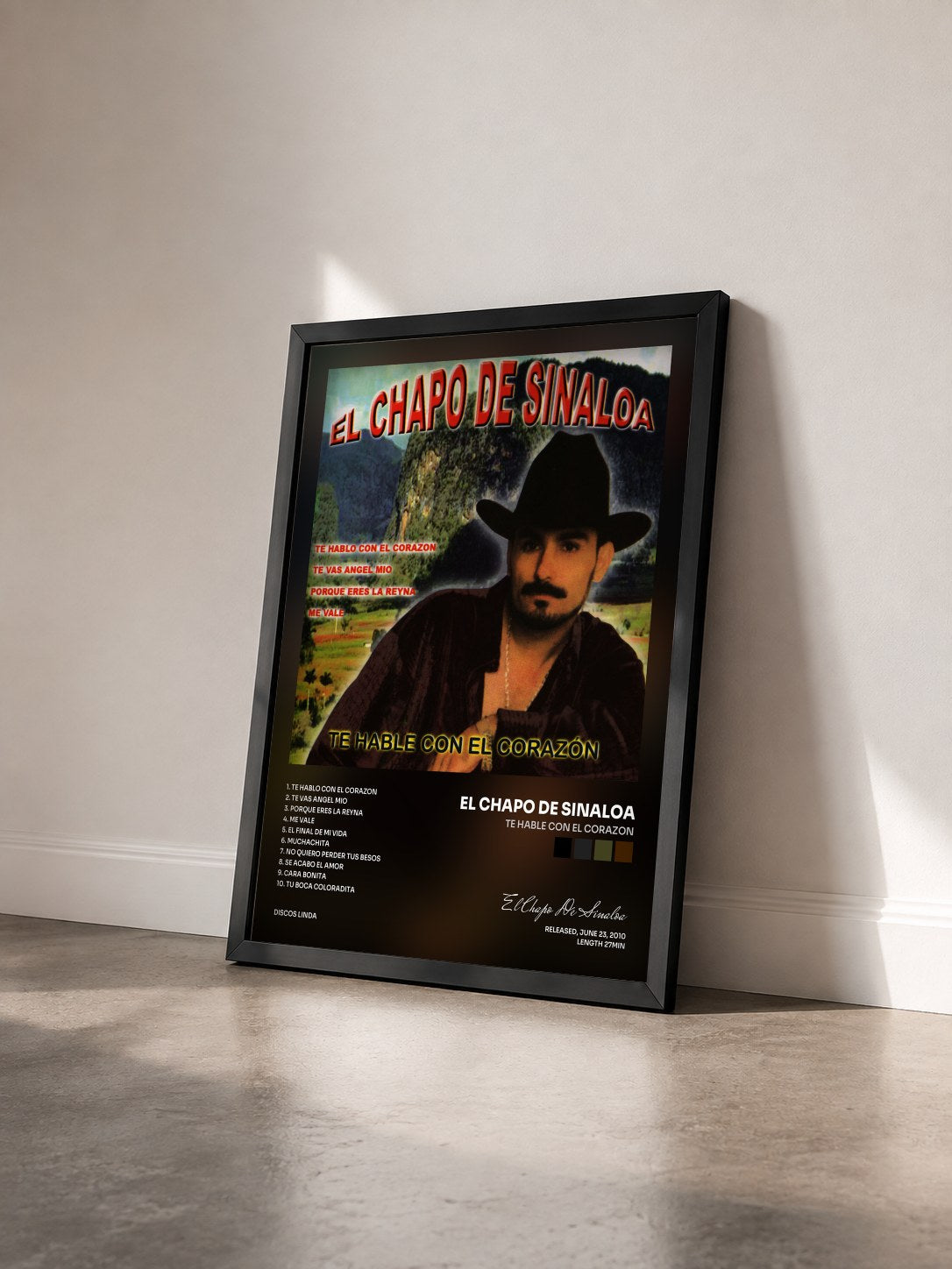 #noir Tableau de l'album Te Hable con El Corazon de El Chapo De Sinaloa vu de trois quarts, cadre noir