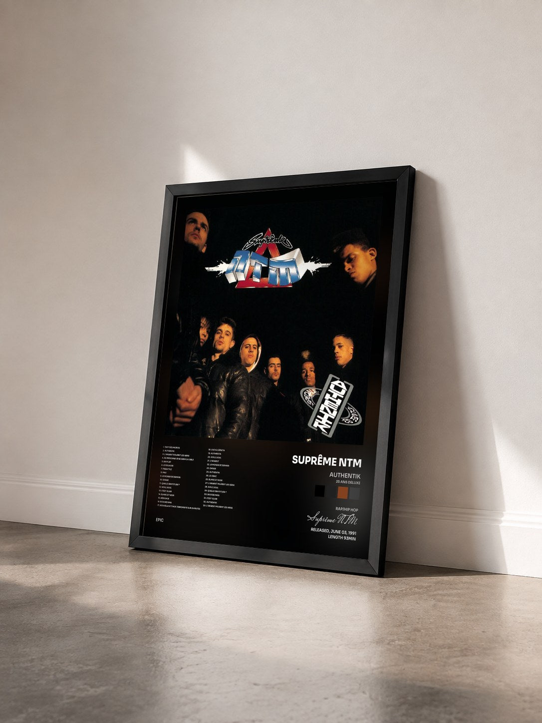 #noir Authentik (25 ans Deluxe) di Suprême NTM in stampa incorniciata vista di tre quarti, cornice nera