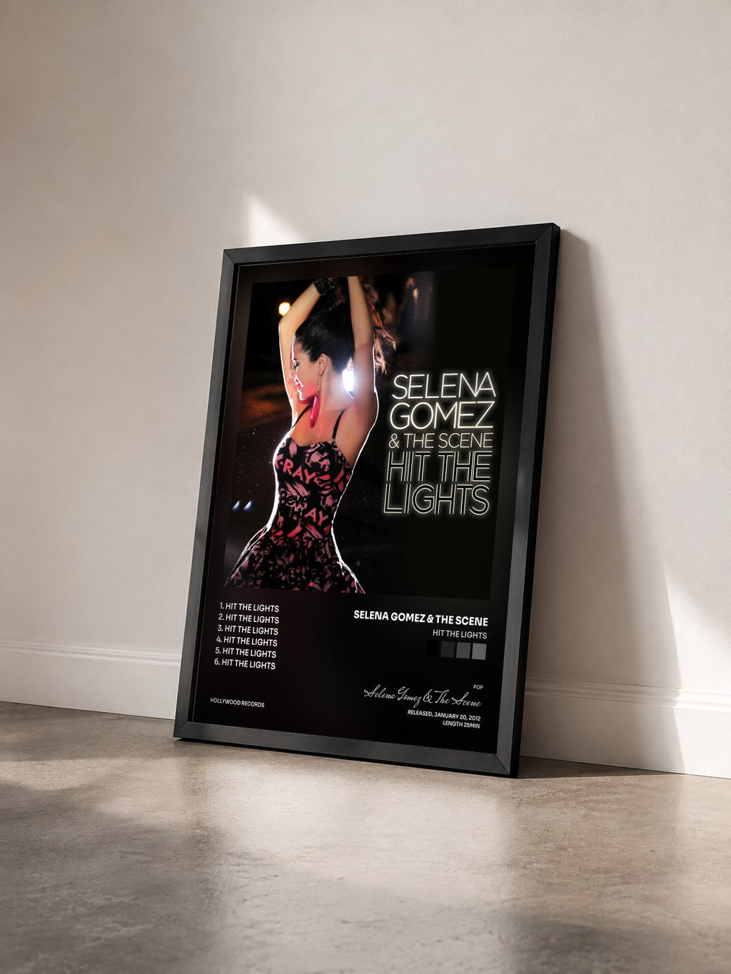 #noir Tableau de l'album Hit The Lights de Selena Gomez & The Scene vu de trois quarts, cadre noir