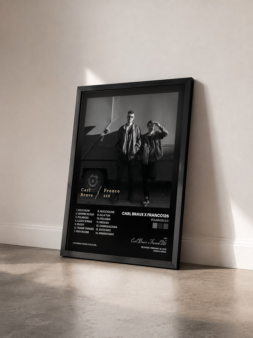 #noir Tableau de l'album Polaroid 2.0 de Carl Brave x Franco126 vu de trois quarts, cadre noir