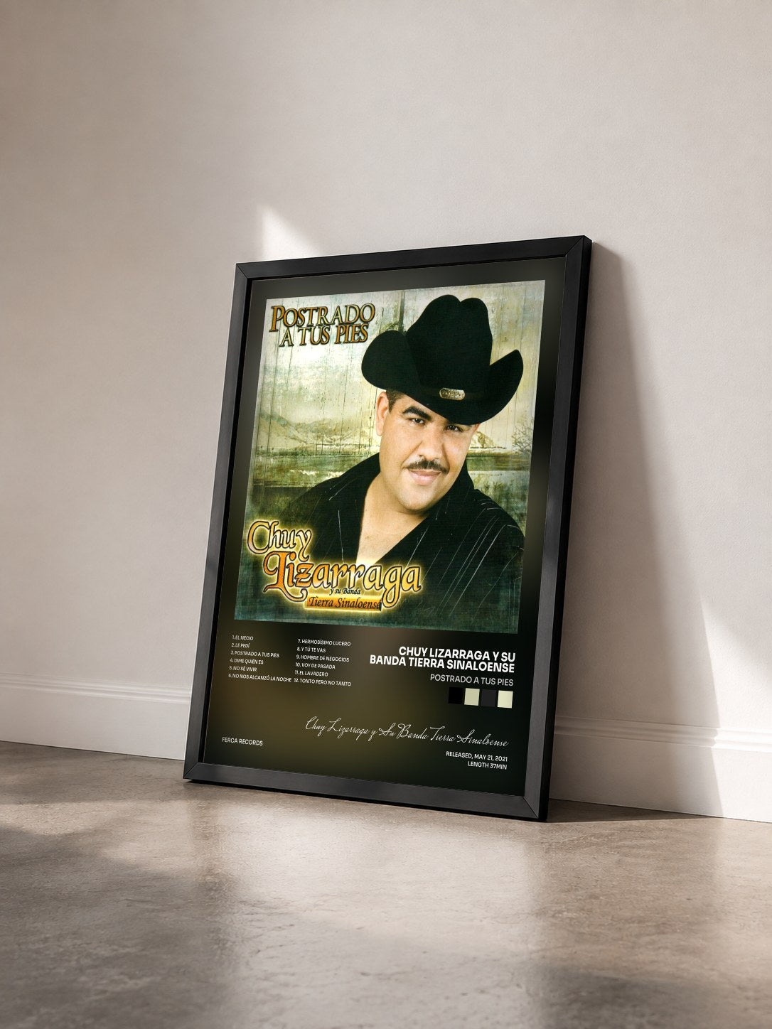 #noir Tableau de l'album Postrado a Tus Pies de Chuy Lizarraga y Su Banda Tierra Sinaloense vu de trois quarts, cadre noir