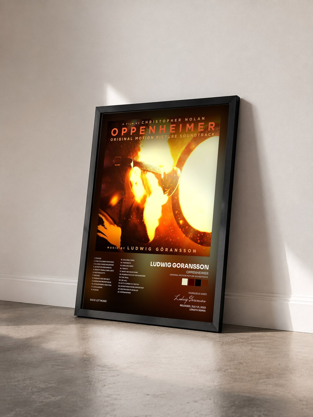 #noir Tableau de l'album Oppenheimer (Original Motion Picture Soundtrack) de Ludwig Goransson vu de trois quarts, cadre noir
