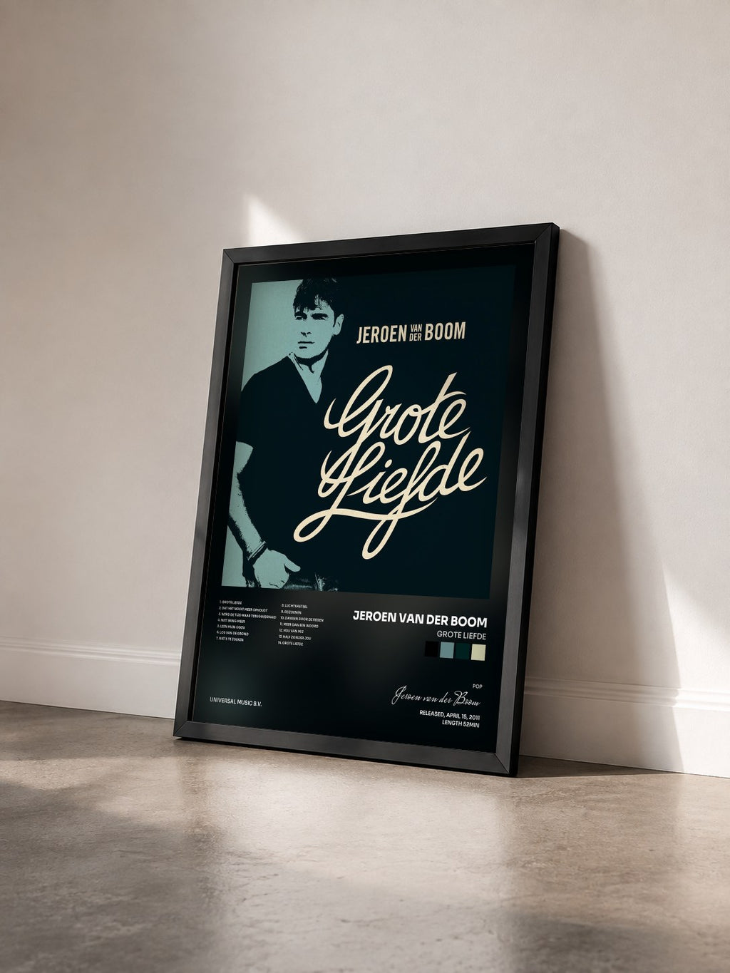 #noir Tableau de l'album Grote Liefde de Jeroen van der Boom vu de trois quarts, cadre noir