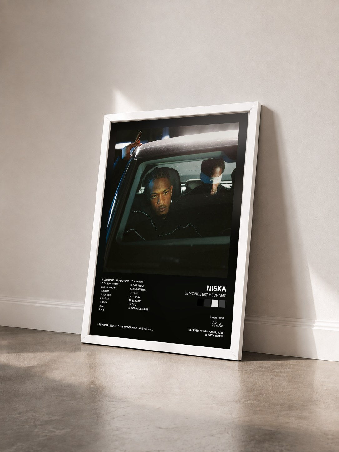 #blanc Tableau de l'album Le monde est méchant de Niska vu de trois quarts, cadre blanc