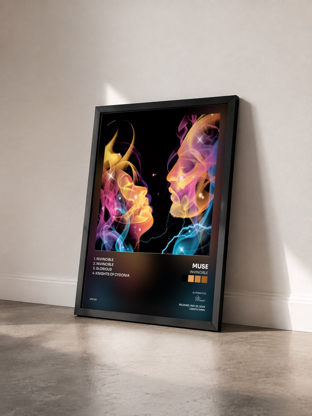#noir Tableau de l'album Invincible de Muse vu de trois quarts, cadre noir