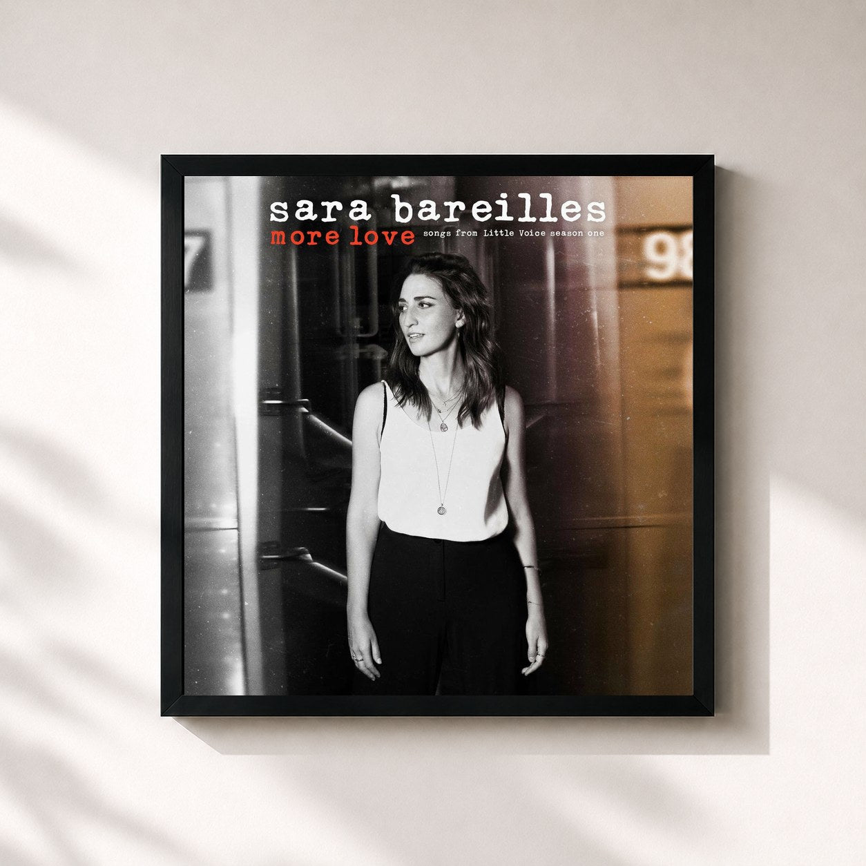 #noir Tableau carré de l'album More Love - Songs from Little Voice Season One de Sara Bareilles, cadre noir 32x32 cm