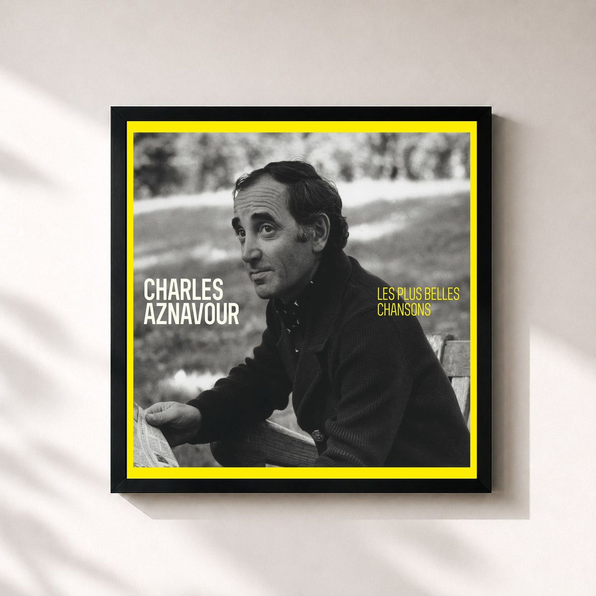 #noir Tableau carré de l'album Les plus belles chansons de Charles Aznavour, cadre noir 32x32 cm