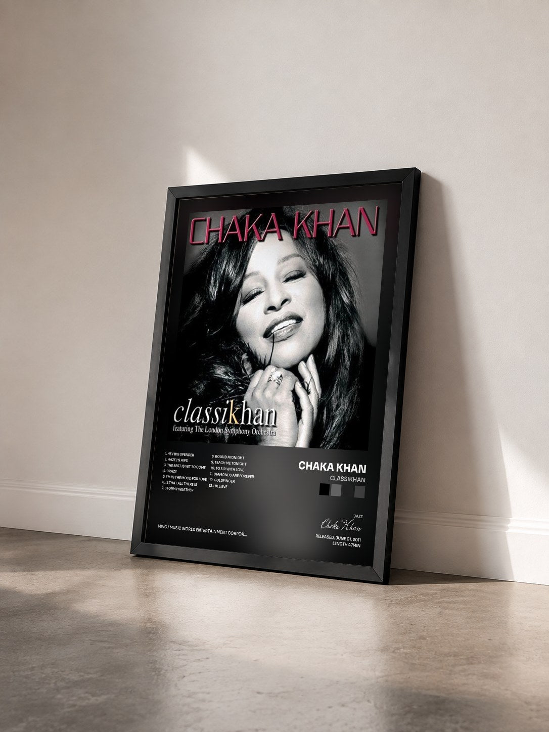 #noir Tableau de l'album Classikhan de Chaka Khan vu de trois quarts, cadre noir