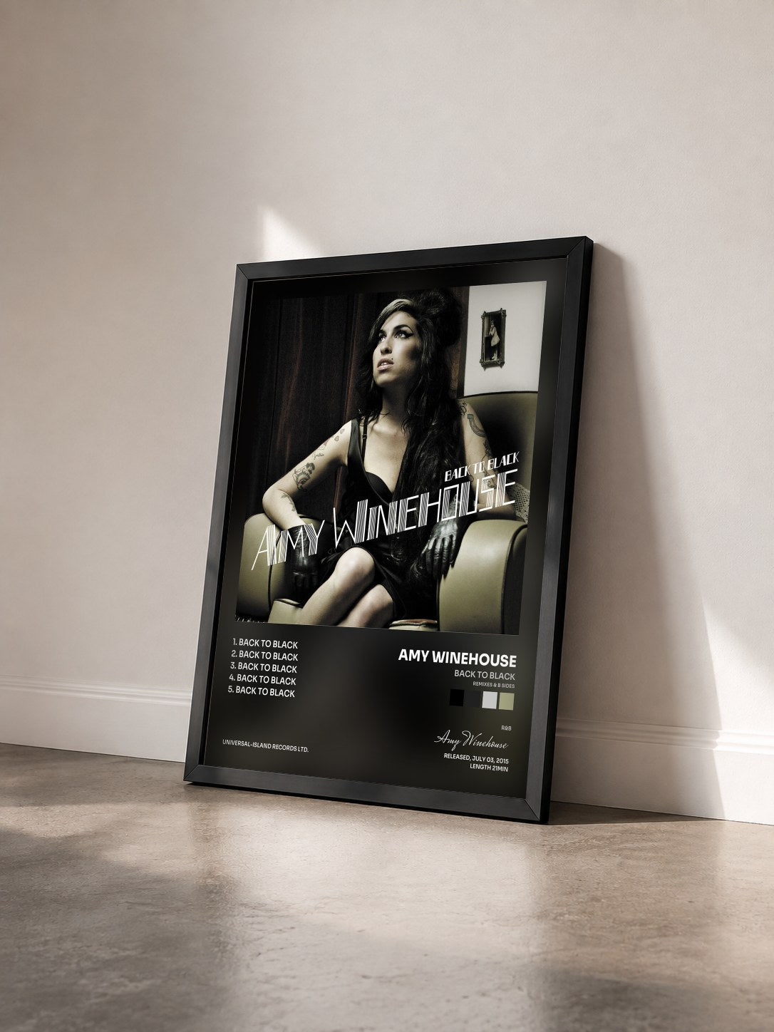 #noir Tableau de l'album Back To Black (Remixes & B Sides) de Amy Winehouse vu de trois quarts, cadre noir
