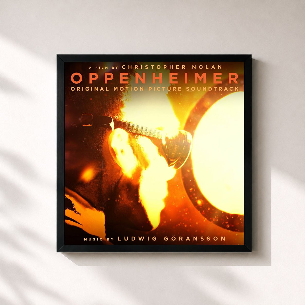#noir Tableau carré de l'album Oppenheimer (Original Motion Picture Soundtrack) de Ludwig Goransson, cadre noir 32x32 cm