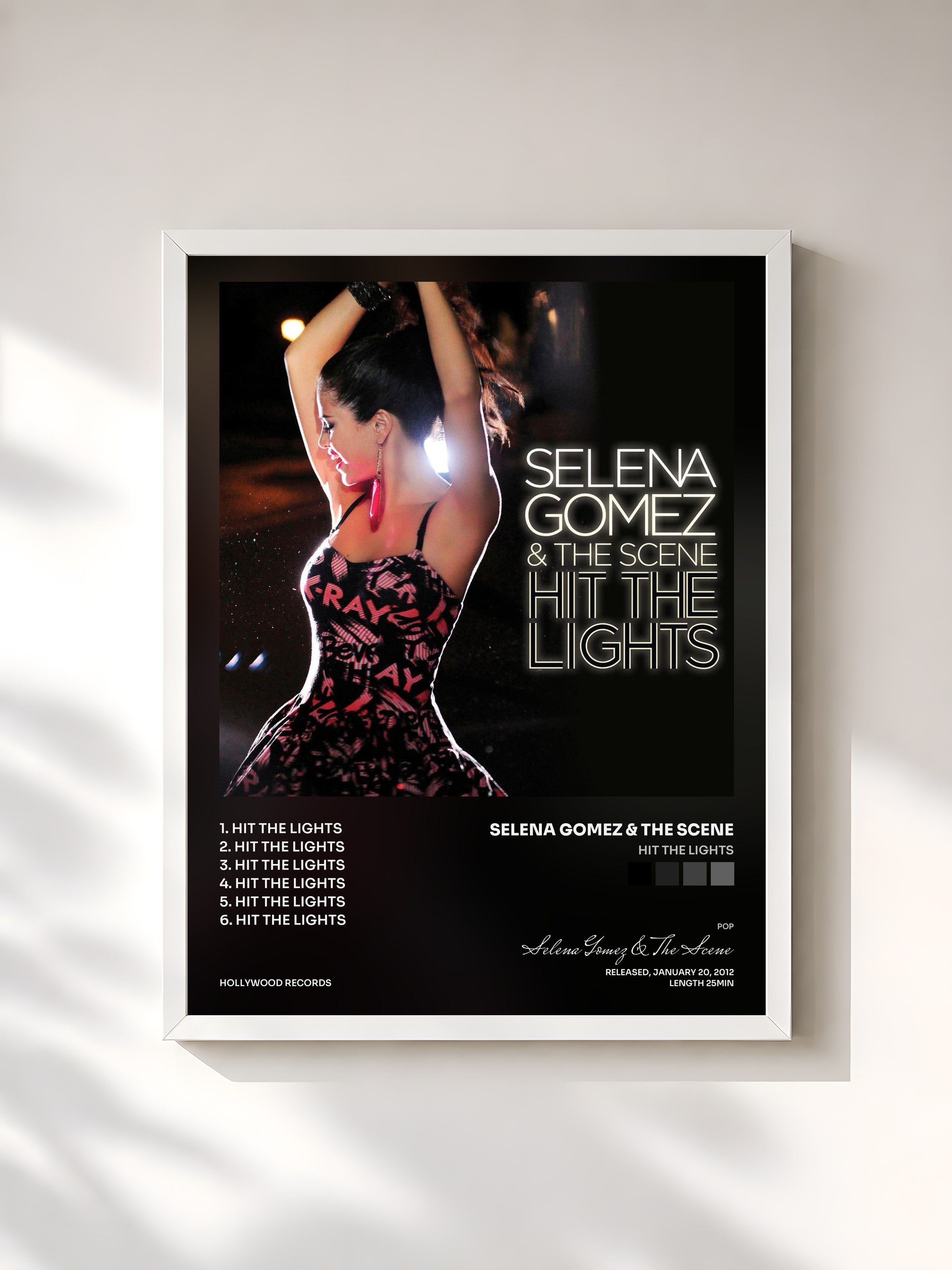 #blanc Tableau de l'album Hit The Lights de Selena Gomez & The Scene, cadre blanc, imprimé et encadré en France
