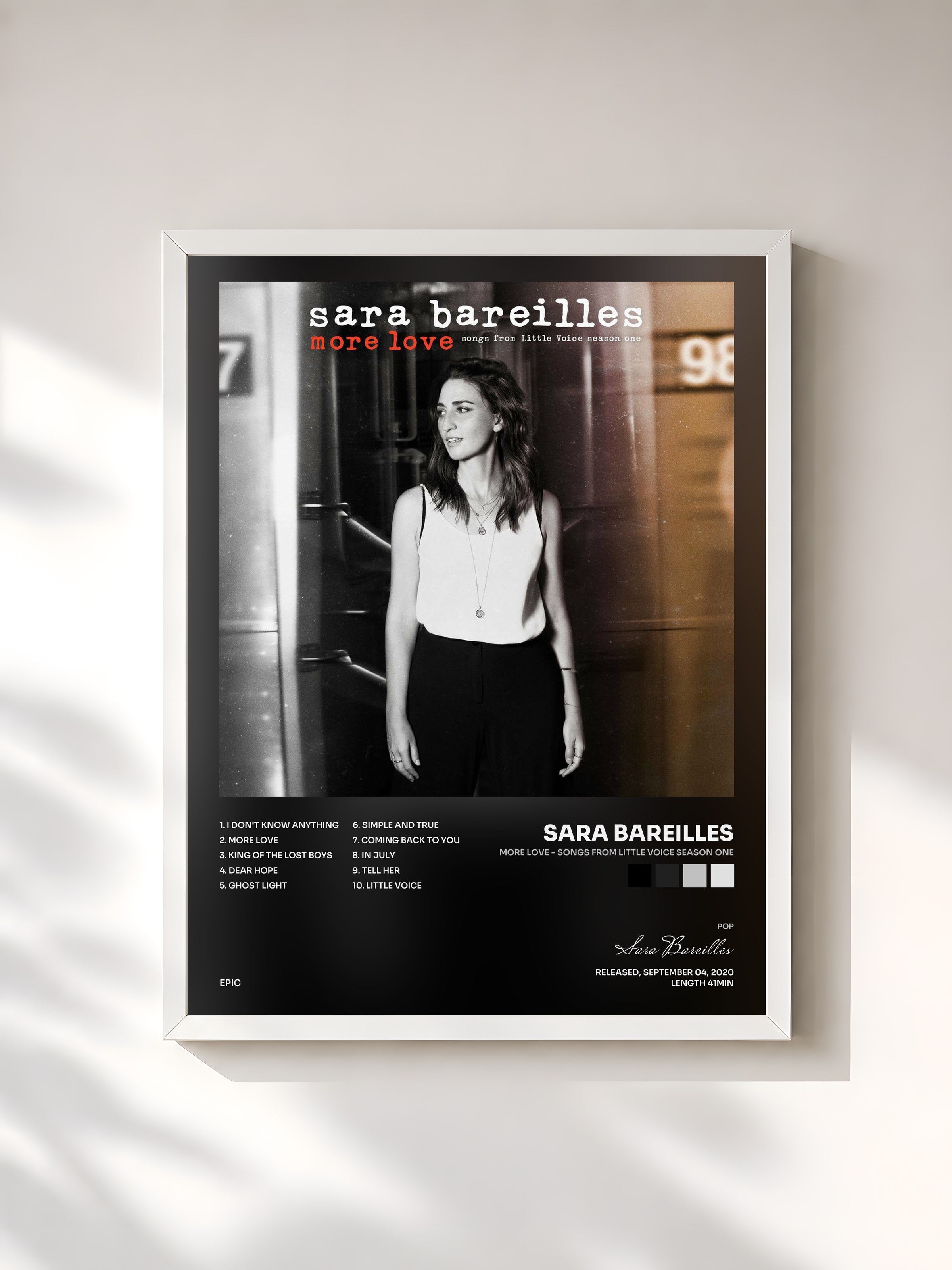 #blanc Tableau de l'album More Love - Songs from Little Voice Season One de Sara Bareilles, cadre blanc, imprimé et encadré en France