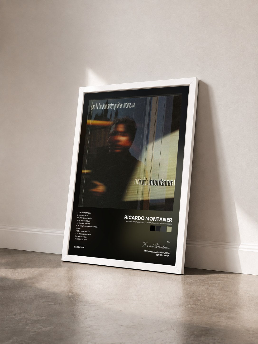 #blanc Tableau de l'album Ricardo Montaner Con La London Metropolitan Orchestra de Ricardo Montaner vu de trois quarts, cadre blanc