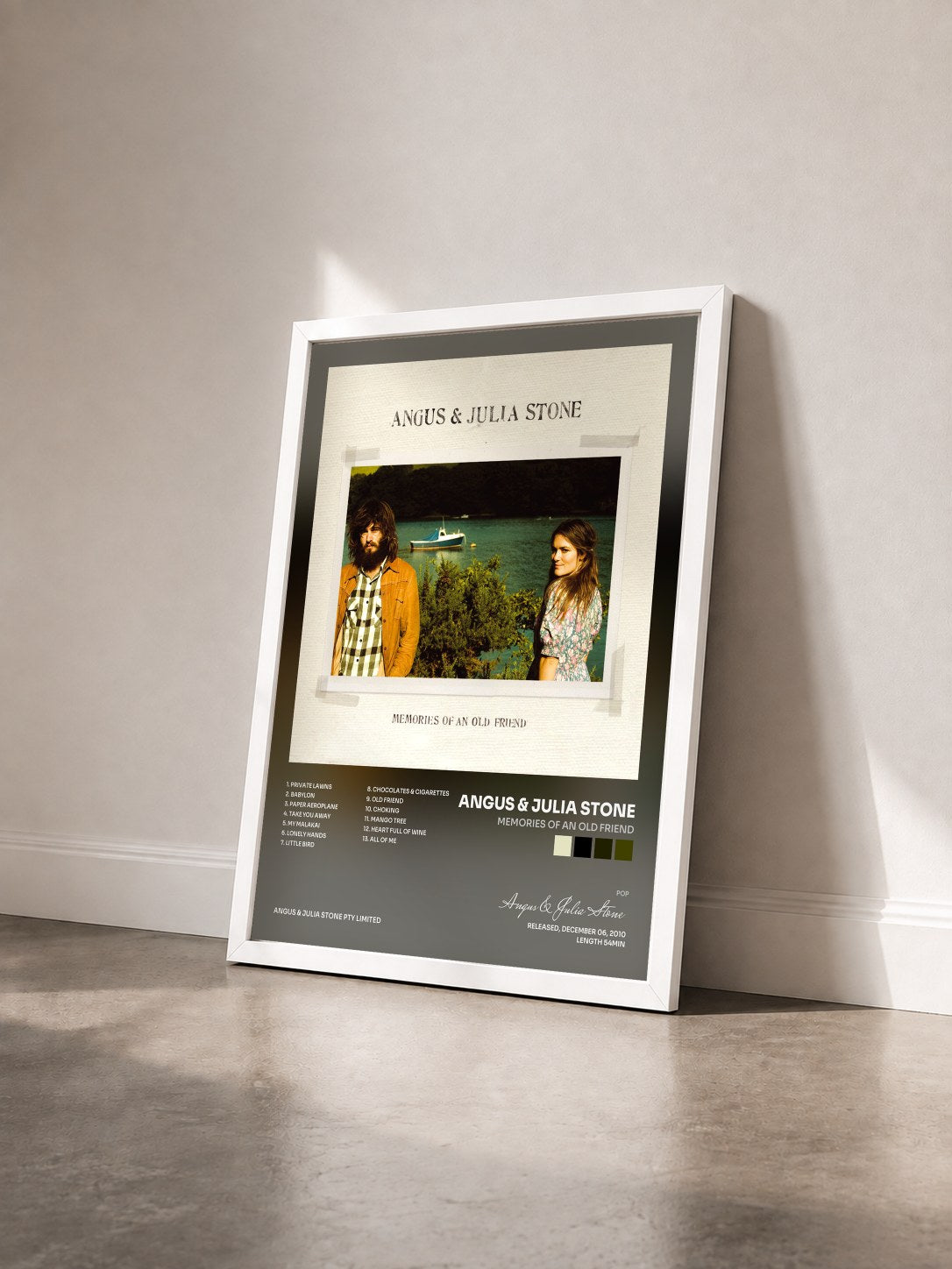 #blanc Tableau de l'album Memories Of An Old Friend de Angus & Julia Stone vu de trois quarts, cadre blanc