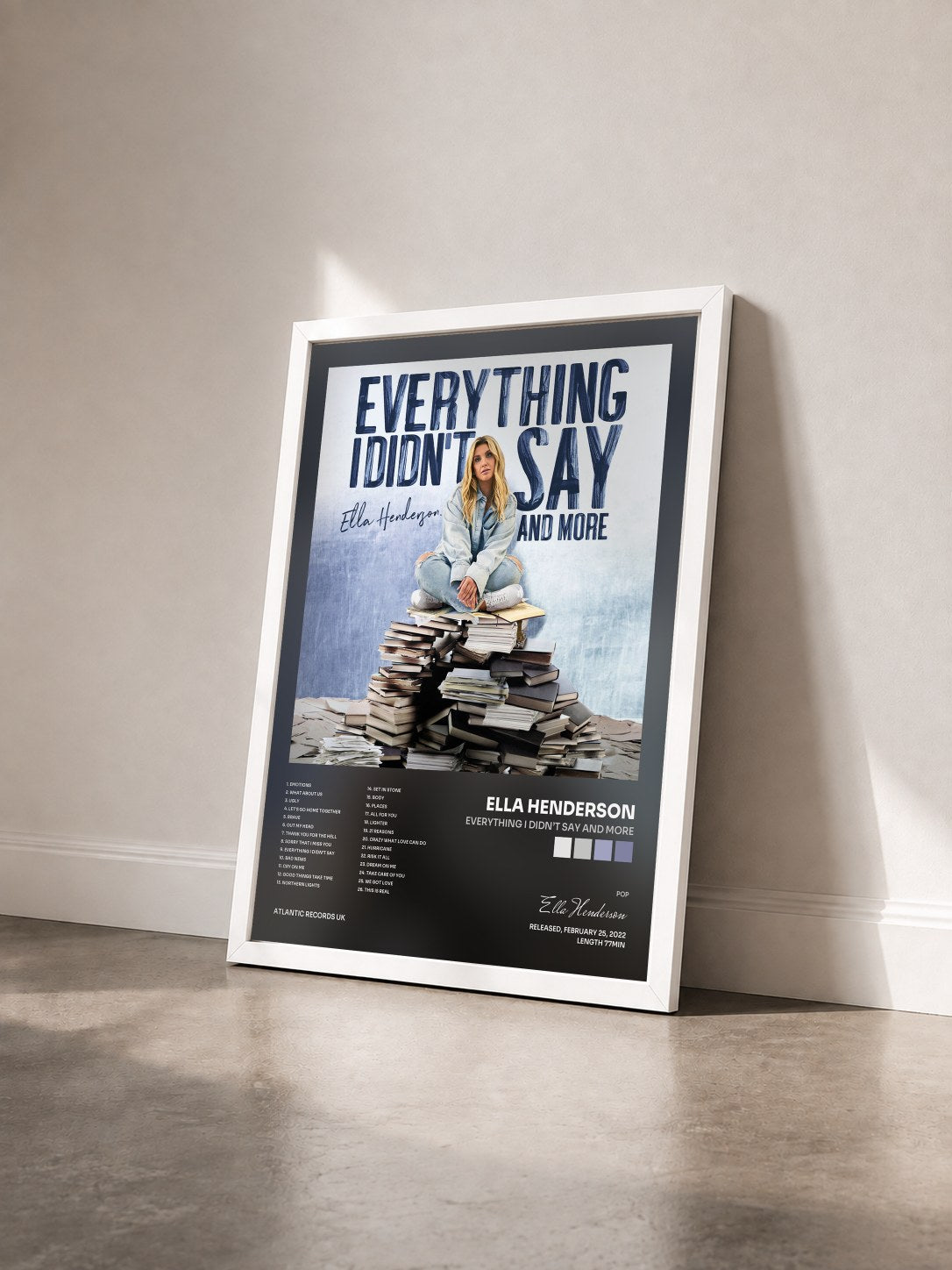 #blanc Everything I Didn’t Say And More von Ella Henderson als gerahmter Kunstdruck von schräg gesehen, weißer Rahmen