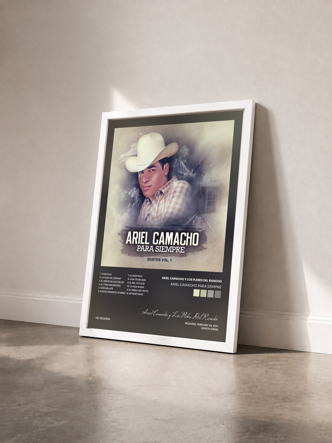 #blanc Tableau de l'album Ariel Camacho Para Siempre de Ariel Camacho y Los Plebes Del Rancho vu de trois quarts, cadre blanc